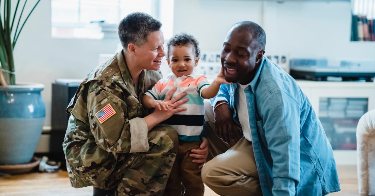 Familia en el ejercito en casa con un bebé