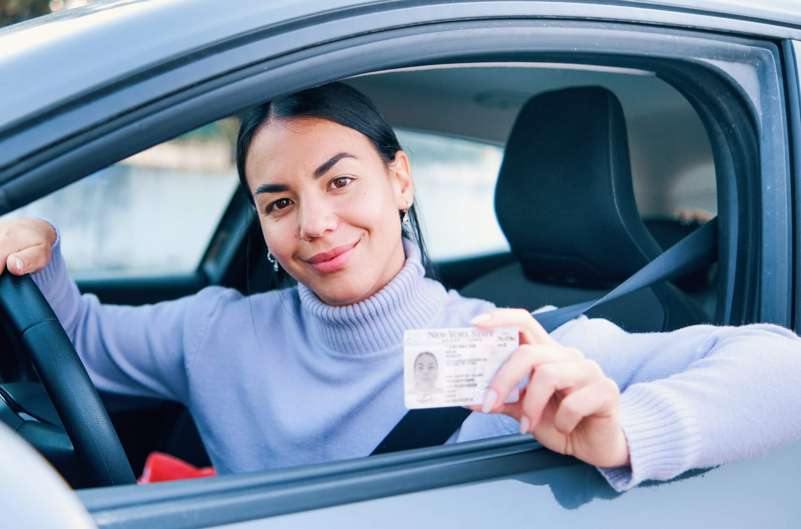 Mujer después de la renovación de su licencia de conducir de Nueva York y aprobar el examen de la vista en línea aprobado por el DMV