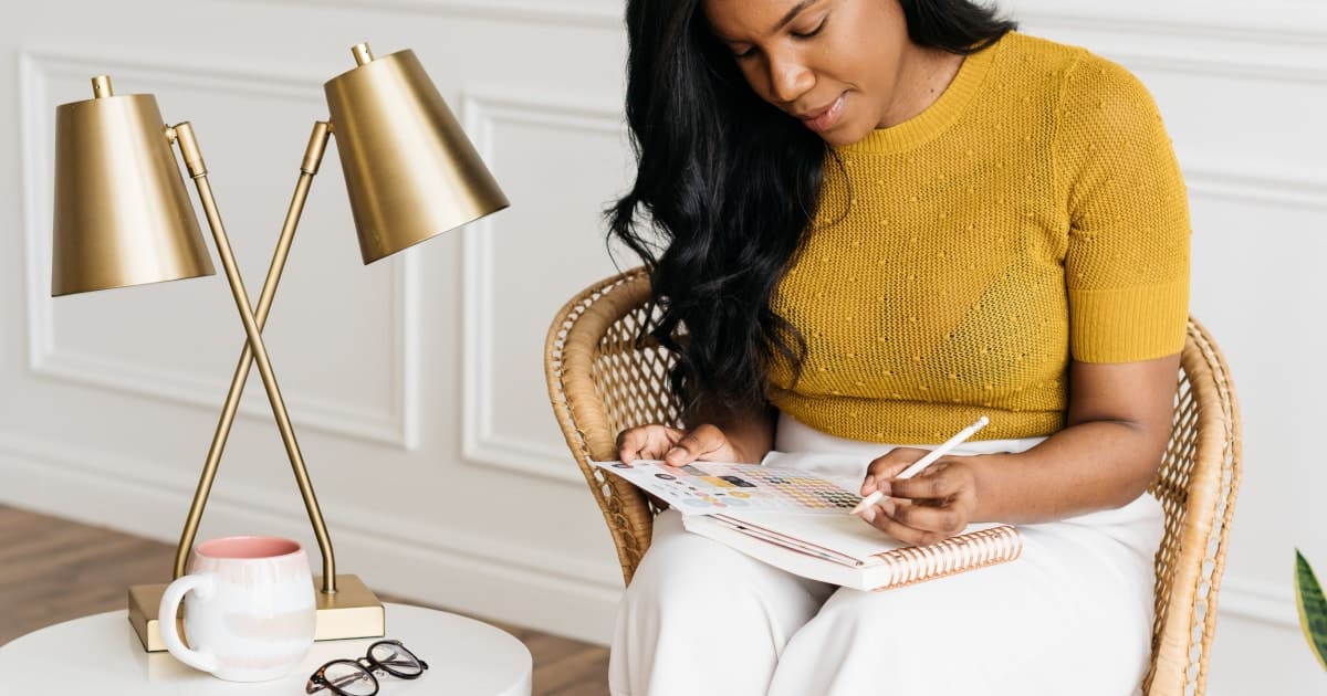 Mujer sentada escribiendo en el cuaderno