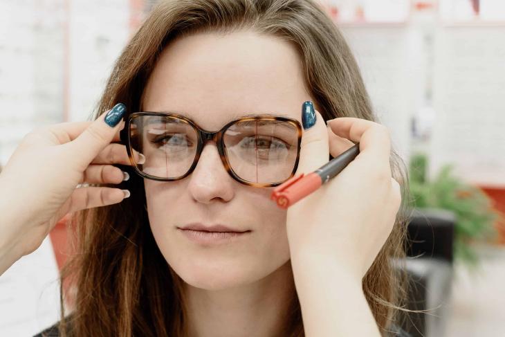 Mujer probándose gafas